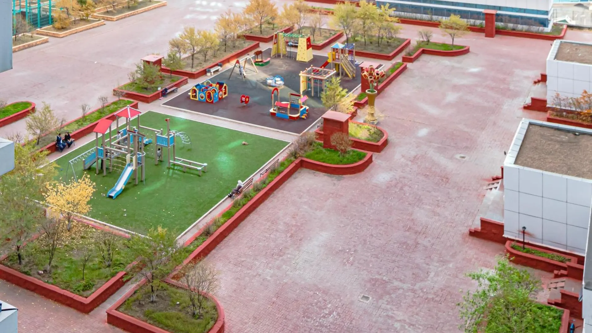 В Золотом Квадрате Рядом С Монументом Байтерек Nur-Sultan